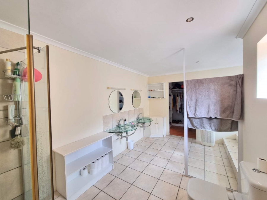 5 Bedroom Property for Sale in Chanteclair Western Cape